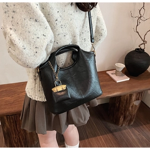 Détail du sac cabas en cuir PU noir avec mini pochette à rouge à lèvres et coutures