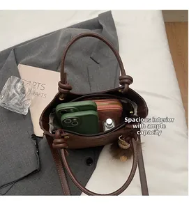 Intérieur spacieux du sac cabas en cuir marron foncé avec téléphone et portefeuille