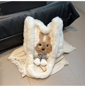 Détail d'un sac cabas blanc en peluche avec breloque lapin et jambes rayées en tissu
