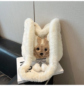 Détail du sac fourre-tout lapin en peluche montrant sa texture douce et ses pattes rayées