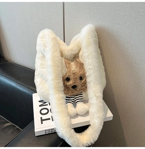 Gros plan du sac fourre-tout en peluche blanche avec ours brun et charmant pendentif rayé