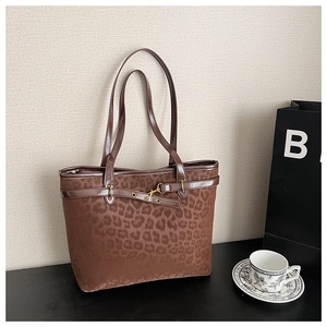 Détail du grand cabas léopard avec texture douce en daim et détails de boucle métallique chic
