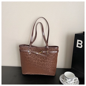 Détail du sac cabas léopard avec texture en daim et anses en cuir marron foncé