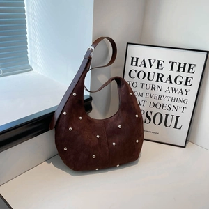 Dettaglio dei rivetti argentati sulla borsa hobo in camoscio marrone scuro