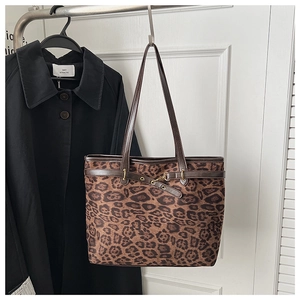 Détail du cabas imprimé léopard avec anses en cuir marron et boucle en métal doré