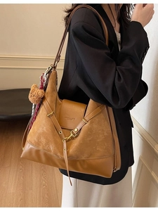 Borsa tote patchwork in pelle scamosciata marrone con ciondolo a orsetto indossata da modella