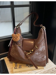 Borsa tote in finta pelle scamosciata marrone con ciondolo a orsetto e foulard di seta