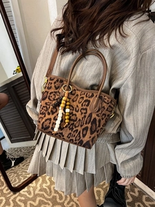 Sac seau chic à imprimé léopard avec pendentif en perles et bandoulière polyvalente