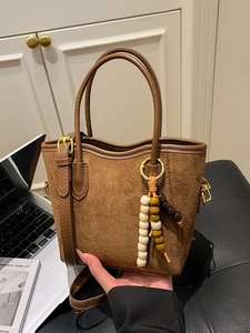 Sac seau en cuir dépoli marron avec breloque en bois et bandoulière amovible