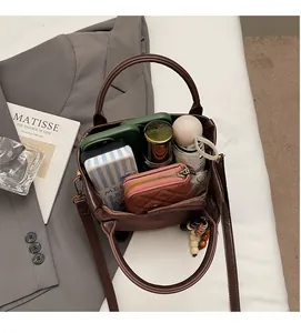 Draufsicht auf geräumige braune matte Ledertasche mit großem Fassungsvermögen für den Alltag