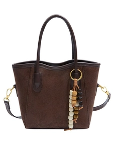 Sac fourre-tout classique en daim marron foncé avec pompon en bois et bandoulière