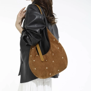 Sac croissant en daim marron avec rivets dorés et bandoulière réglable en cuir