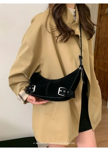 Sac bandoulière en daim en forme de lune avec boucles argentées au style rétro chic