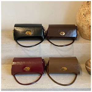 Détails de quatre sacs sous les bras en cuir huilé vintage en plusieurs coloris rétro