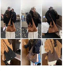 Dettaglio della borsa tote leopardata con tracolla decorata da grandi perline in legno retrò