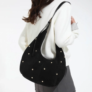 Borsa hobo in camoscio nero con borchie dorate e tracolla regolabile stile casual