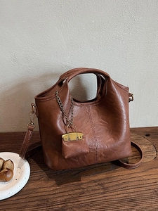 Sac seau minimaliste en cuir marron avec poignée et petit porte-monnaie attaché