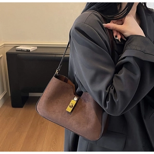 Détail du sac hobo en cuir dépoli marron vintage avec fermoir métallique doré
