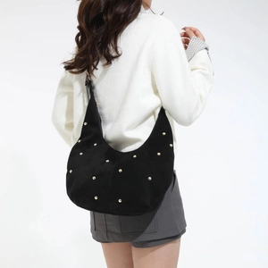 Borsa hobo in pelle scamosciata da donna con rivetti dorati e design minimalista