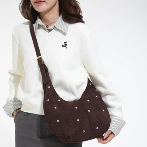 Borsa tote in finta pelle scamosciata marrone scuro con borchie dorate e tracolla