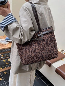 Grand sac cabas léopard avec lanières en cuir porté par un mannequin en automne