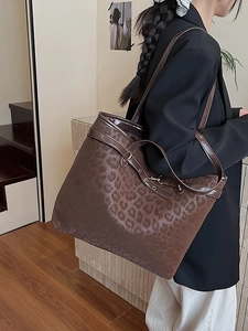 Grand sac cabas léopard marron foncé au fini satiné avec boucle métallique élégante