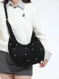 Borsa hobo nera in pelle scamosciata con borchie dorate e tracolla regolabile