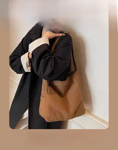Dettaglio della borsa tote grande in tela marrone ad alta capacità con stile casual coreano