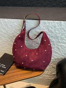 Borsa hobo retrò in pelle scamosciata bordeaux con borchie dorate e tracolla regolabile