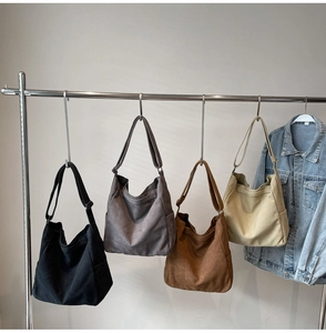 Dettaglio di quattro borse hobo in tela con spalline regolabili e tasche laterali