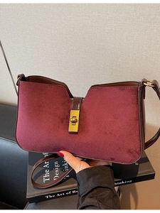 Sac à bandoulière rétro en daim bordeaux avec fermoir doré et bandoulière en cuir