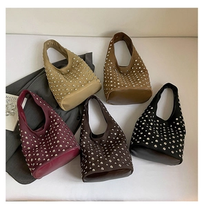 Vista dettagliata di borse tote opache in cinque colori con rivetti metallici argentati