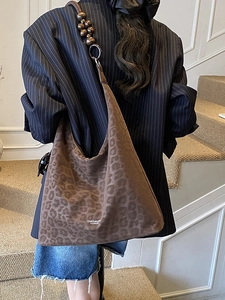 Borsa hobo vintage leopardata con grandi perle sulla tracolla per la moda autunno inverno