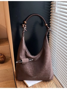 Borsa tote vintage marrone scuro con manici in perline di legno e texture opaca