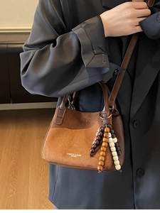 Braune Wildleder-Eimertasche mit Holzperlenquaste und Lederriemen für Damen