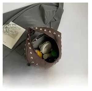 Borsa hobo marrone scuro opaco con borchie argentate e grande capacità interna
