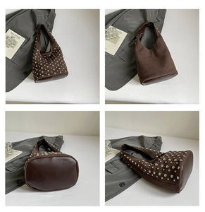 Viste multi-angolo di una borsa a secchiello marrone con borchie punk e base in pelle liscia