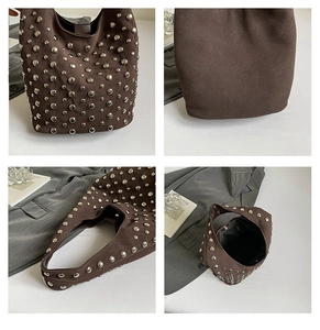Dettaglio della borsa tote in pelle scamosciata marrone con borchie in metallo argento