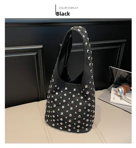 Dettaglio della borsa tote in pelle scamosciata nera con rivetti metallici argento