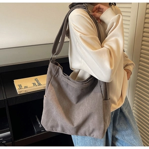Grande borsa a tracolla in tela caffè con cinturino regolabile per uso casual