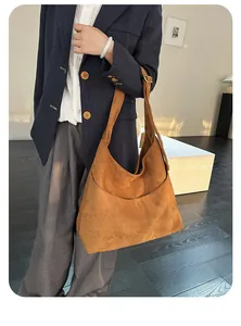 Vue détaillée du sac cabas en daim marron montrant la texture douce et le porté épaule