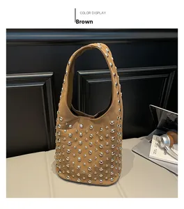 Dettaglio borsa hobo in pelle scamosciata marrone con borchie metalliche argento