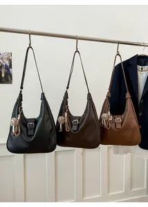 Détails des sacs Hobo vintage en noir, marron foncé et caramel avec décorations pompon