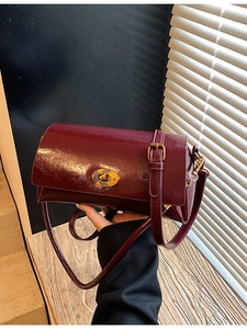Sac à bandoulière brillant bordeaux rétro avec fermoir doré rotatif et sangle élégante