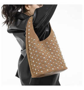 Dettaglio della borsa Hobo in pelle scamosciata marrone con borchie metalliche argentate