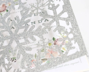 Élégante carte de vœux flocon de neige argentée pailletée pour invitation de Noël