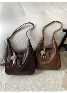Sacs Hobo vintage en marron et camel avec pendentifs en peluche et grande capacité