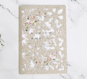Détail de l'invitation de mariage flocon de neige découpée au laser avec paillettes dorées