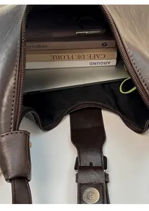 Détail de l'intérieur spacieux de ce sac fourre-tout vintage en similicuir marron