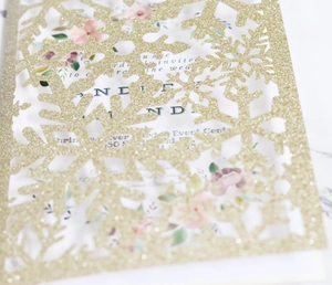 Invitation mariage flocon de neige pailleté or avec carte florale et découpe au laser